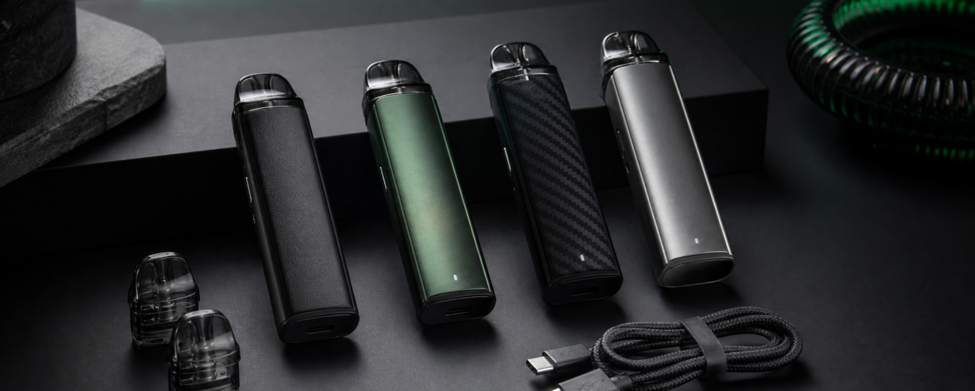 Varios pod systems compactos sobre una mesa oscura