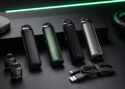 Varios pod systems compactos sobre una mesa oscura