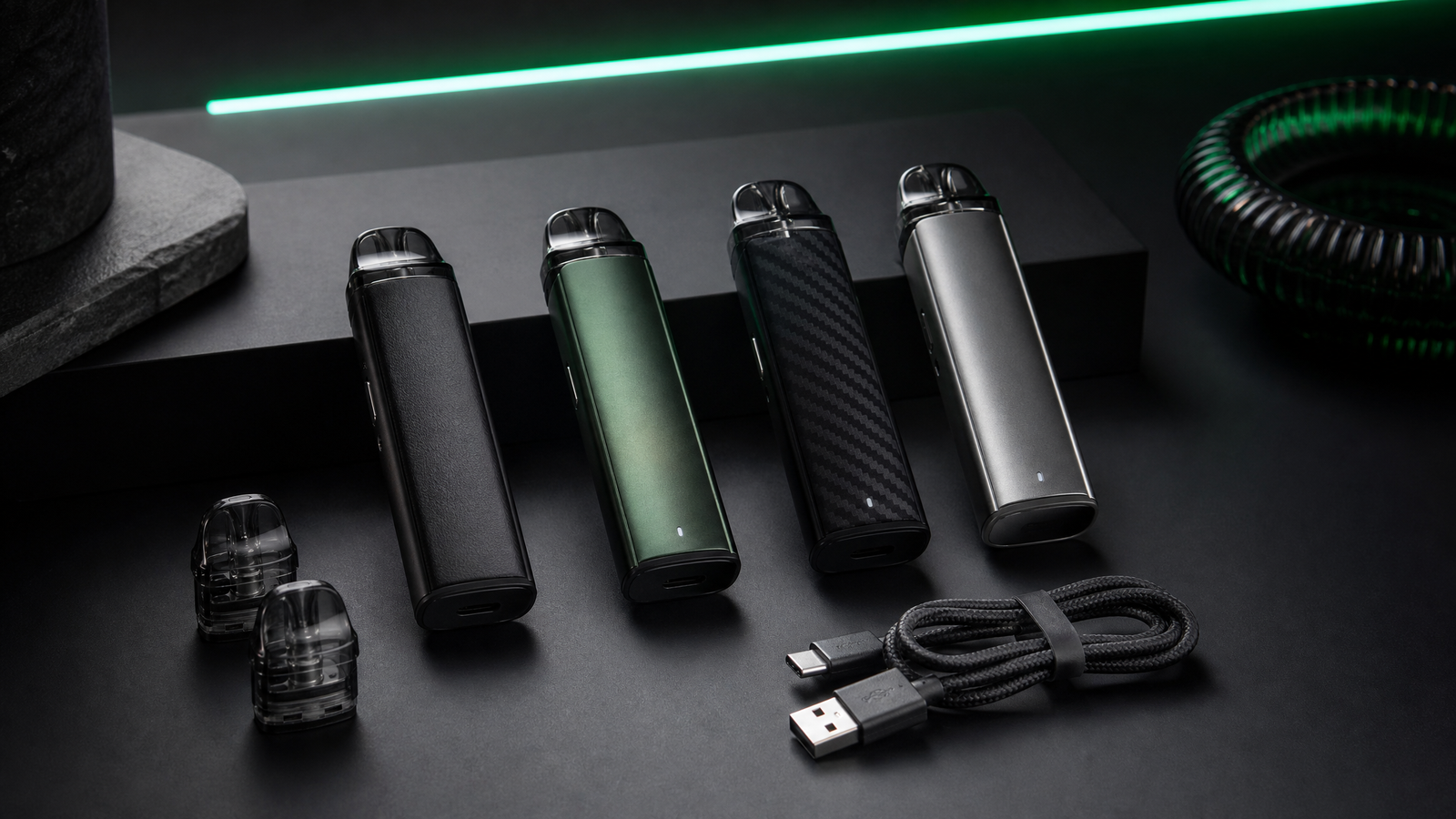Varios pod systems compactos sobre una mesa oscura